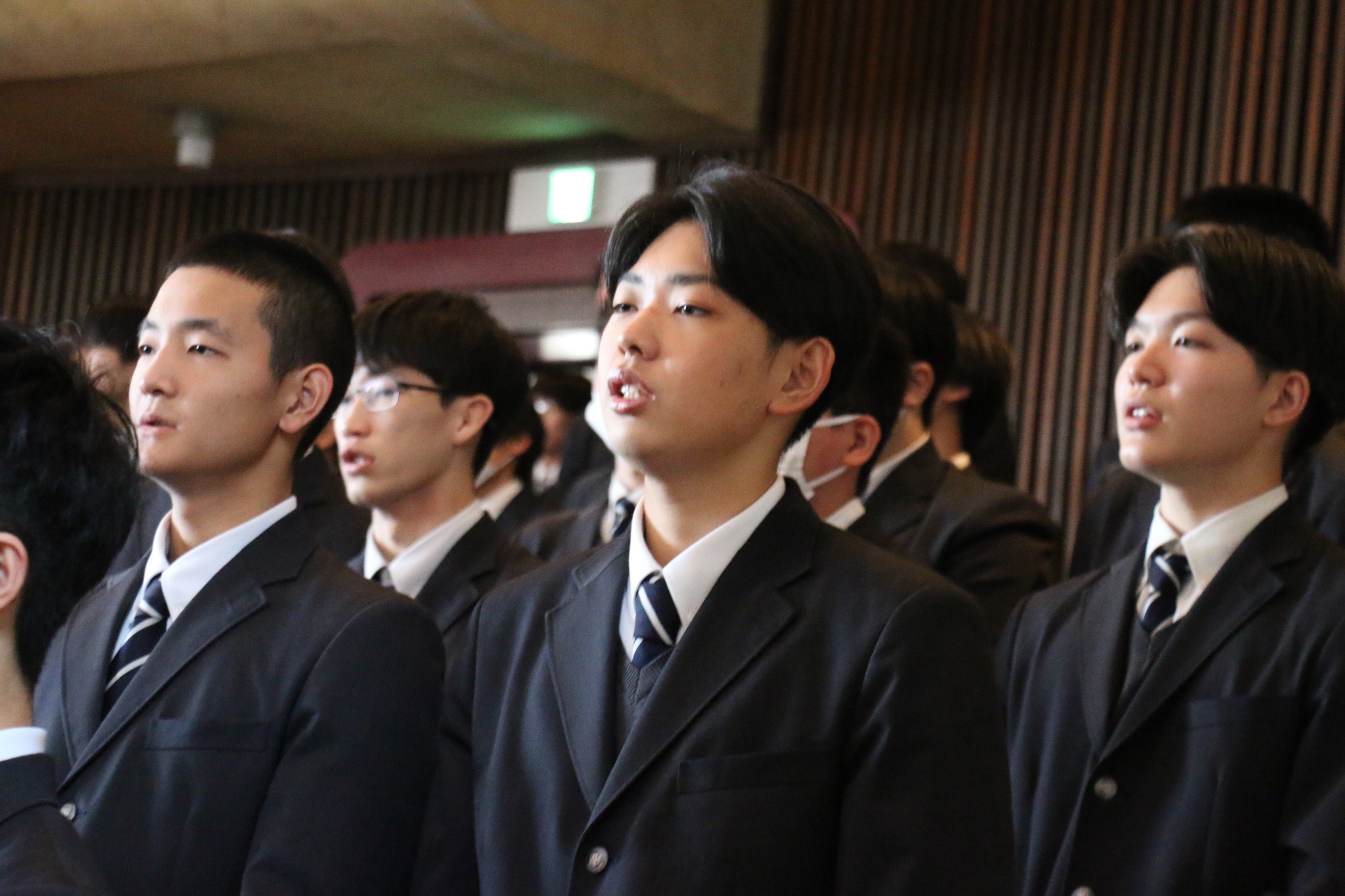 校歌斉唱の様子