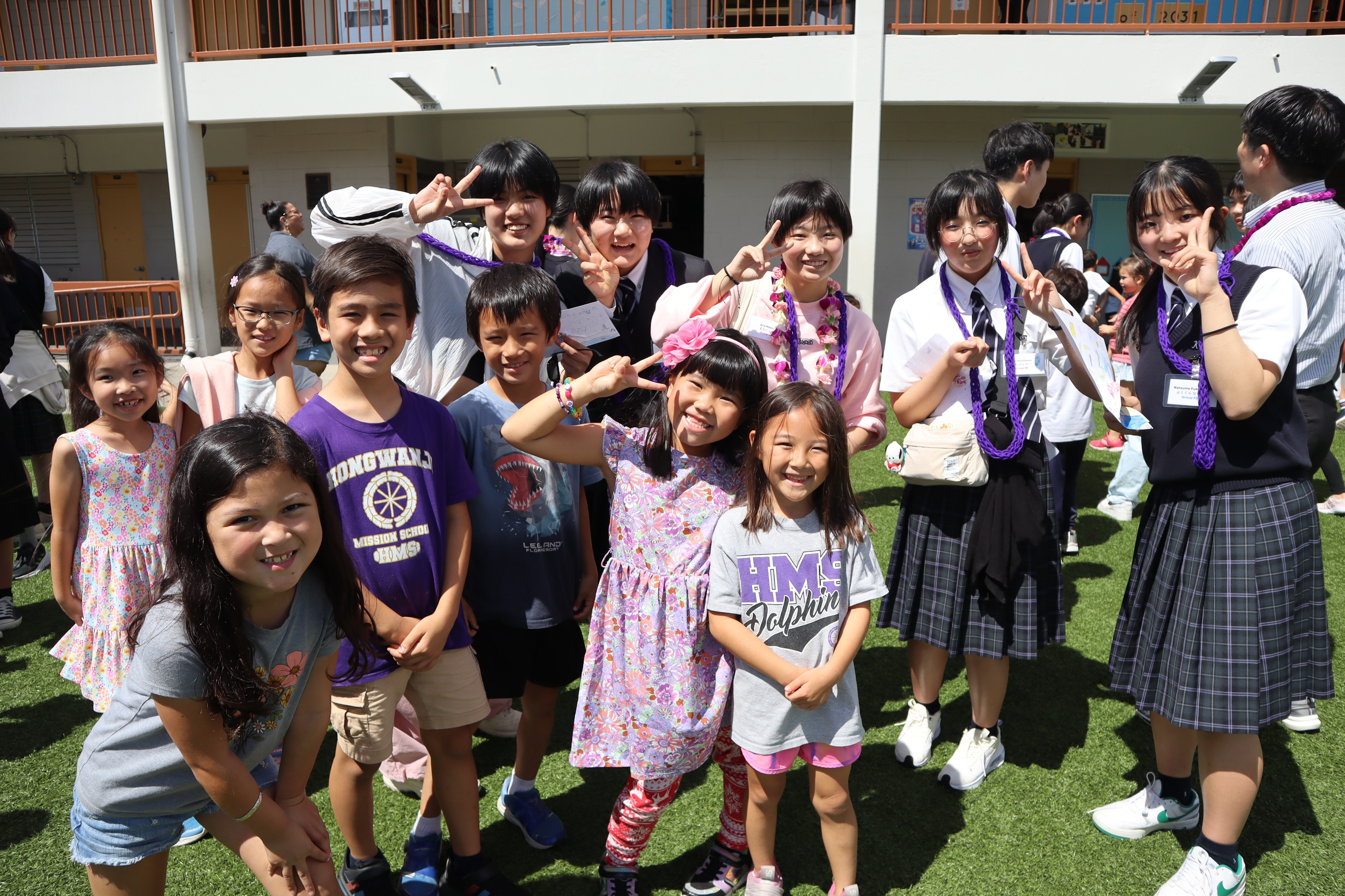校舎前の集合写真