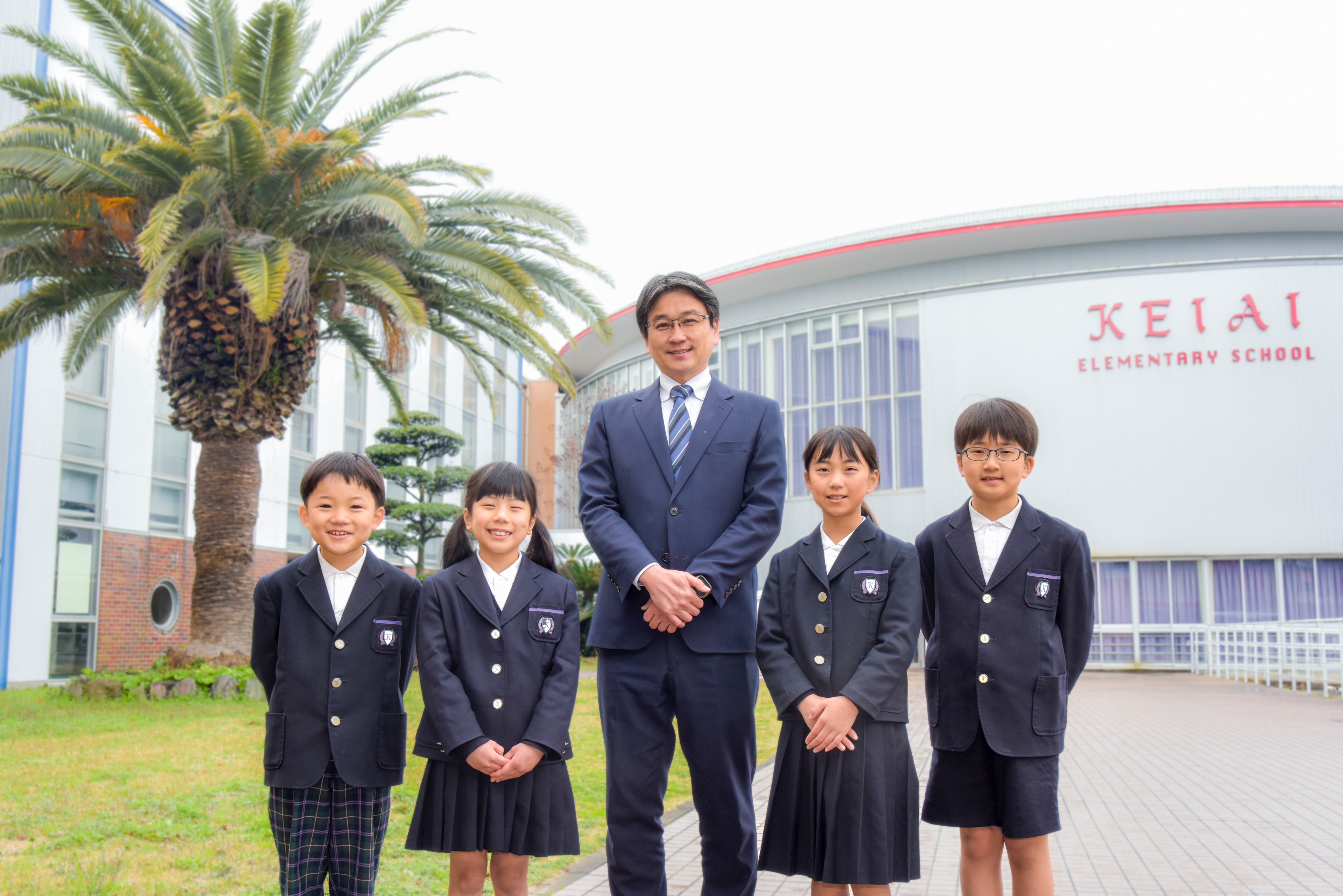 笑顔で学ぶ敬愛小学校の生徒たち