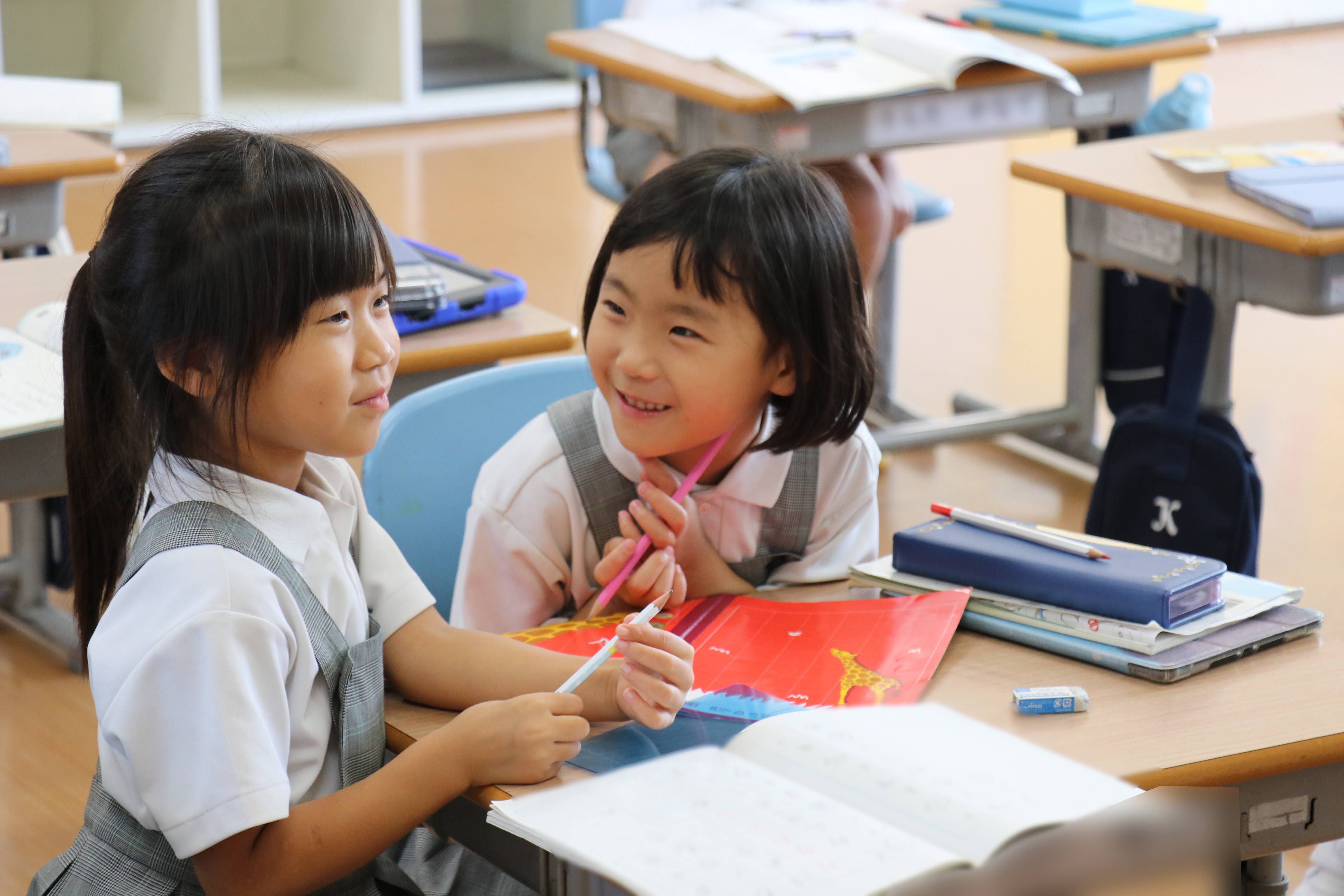 生徒たちが熱心に授業に取り組む様子