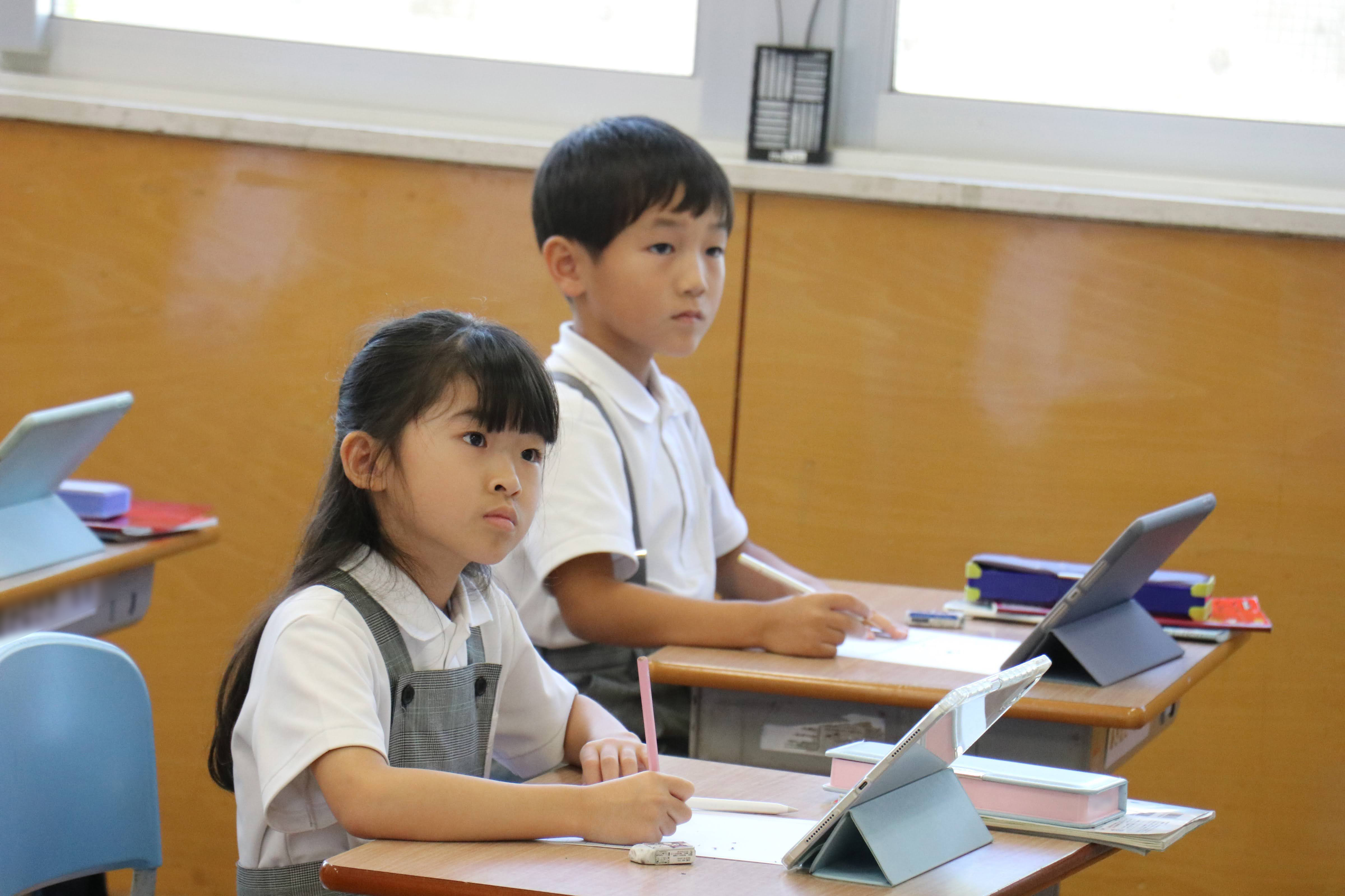 読書に集中する生徒と本棚