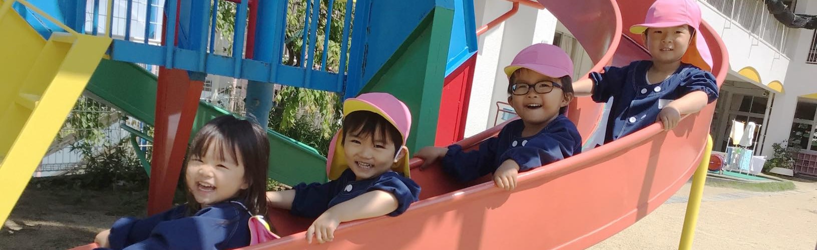 園児たちが楽しく遊んでいる様子