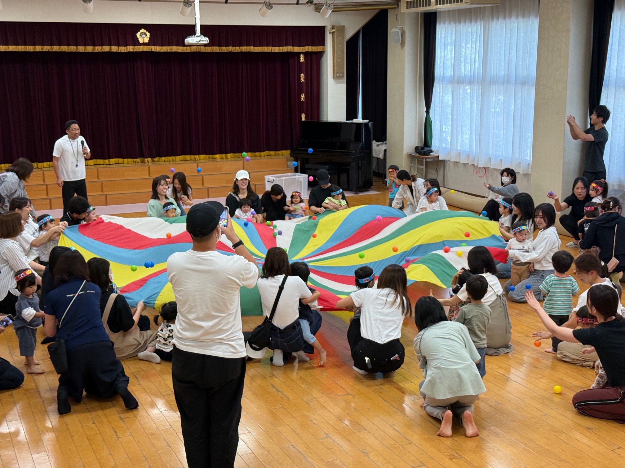 親子教室で遊ぶ子どもたち