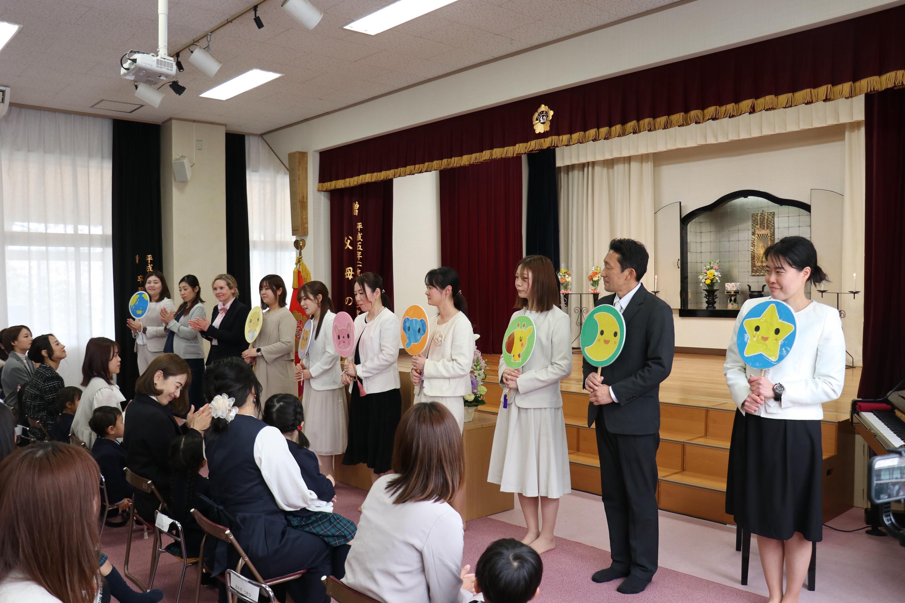 先生と園児たちの笑顔