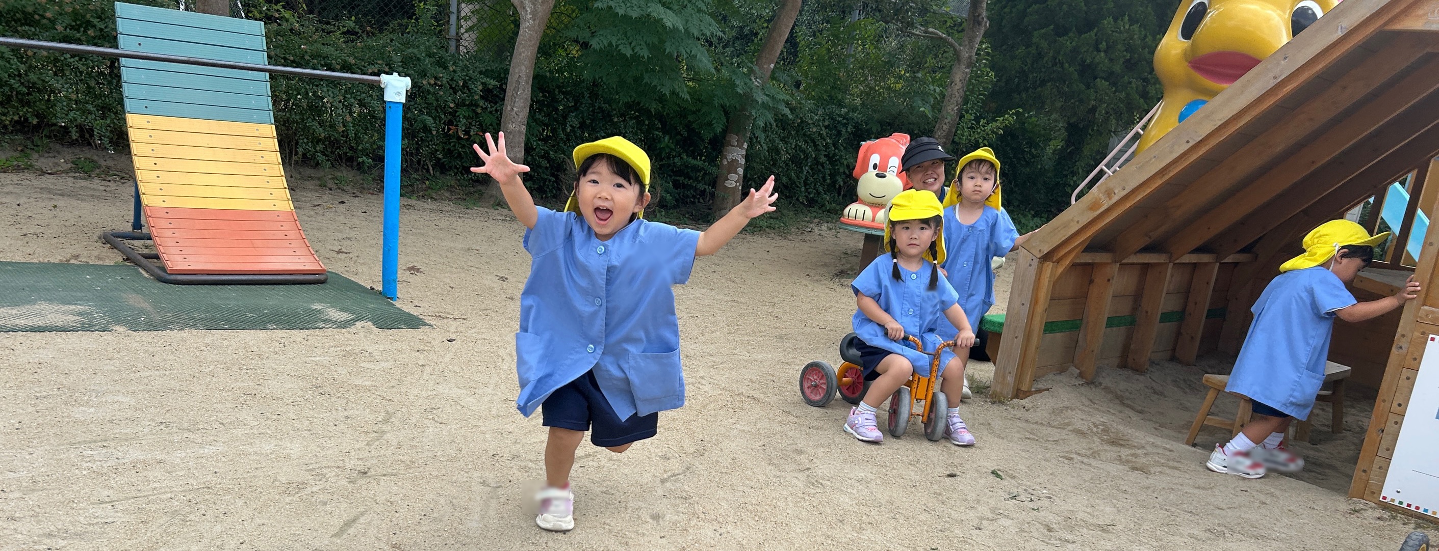 園児たちが絵を描いている様子