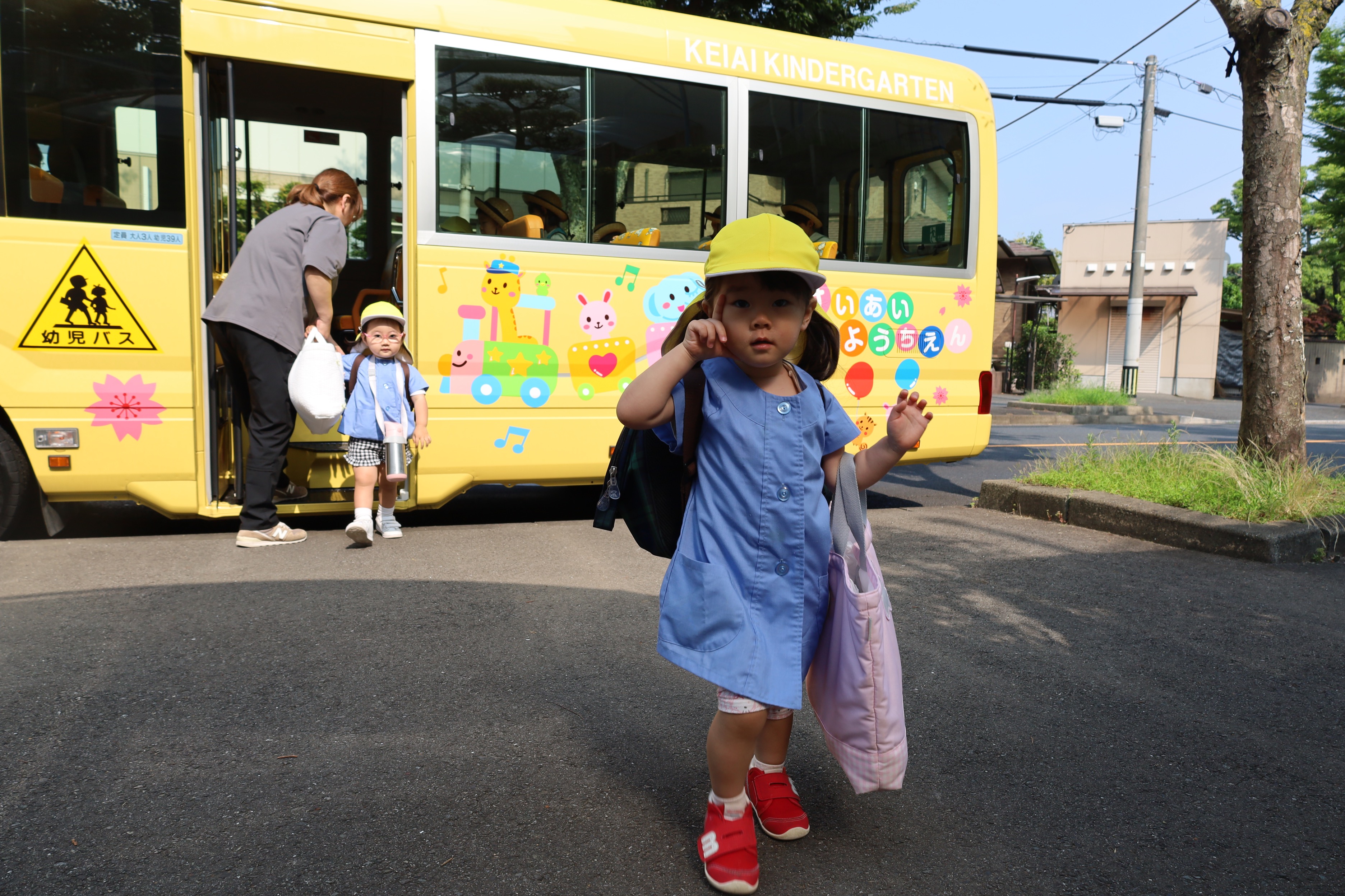元気に登園する園児