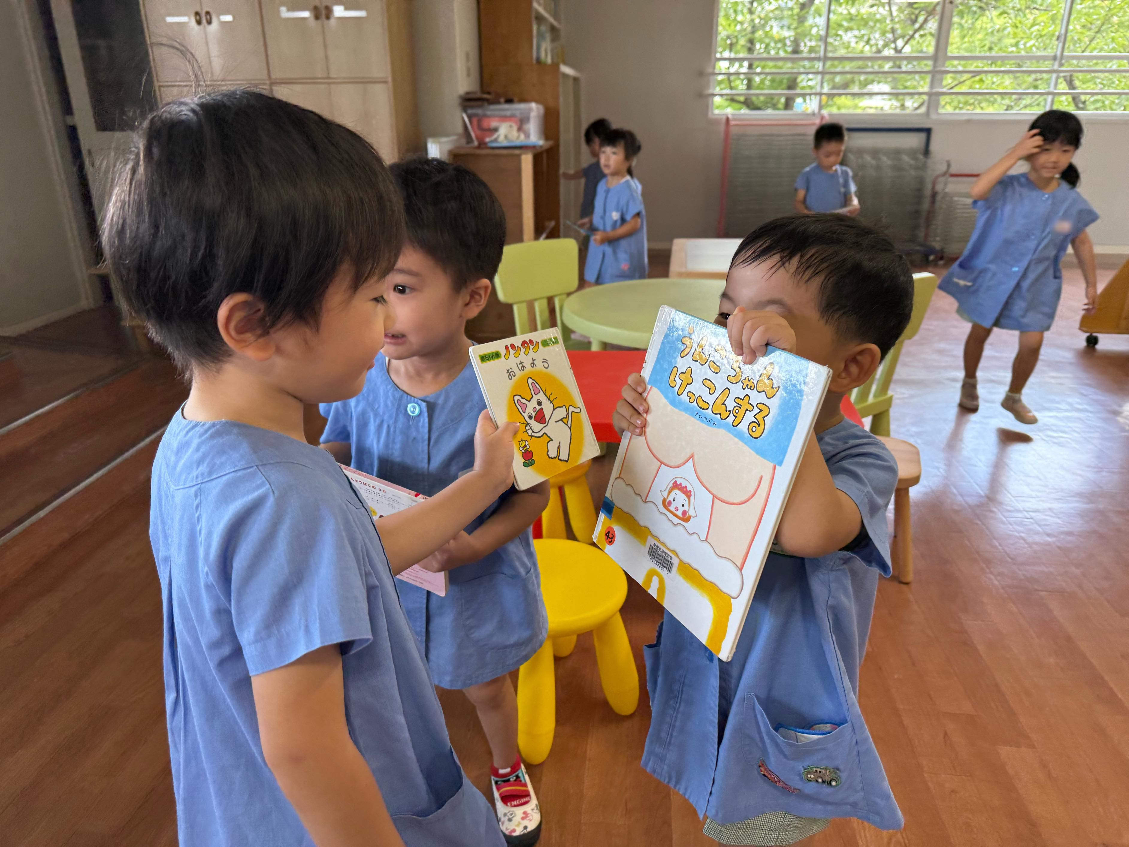 先生の読み聞かせに集中する園児たち