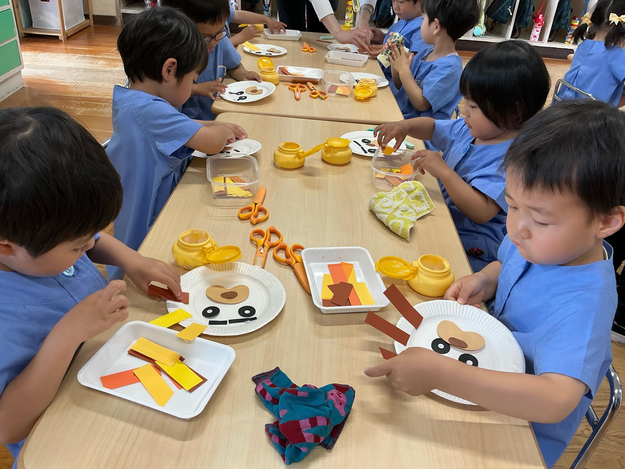 園庭で元気に遊ぶ園児たち