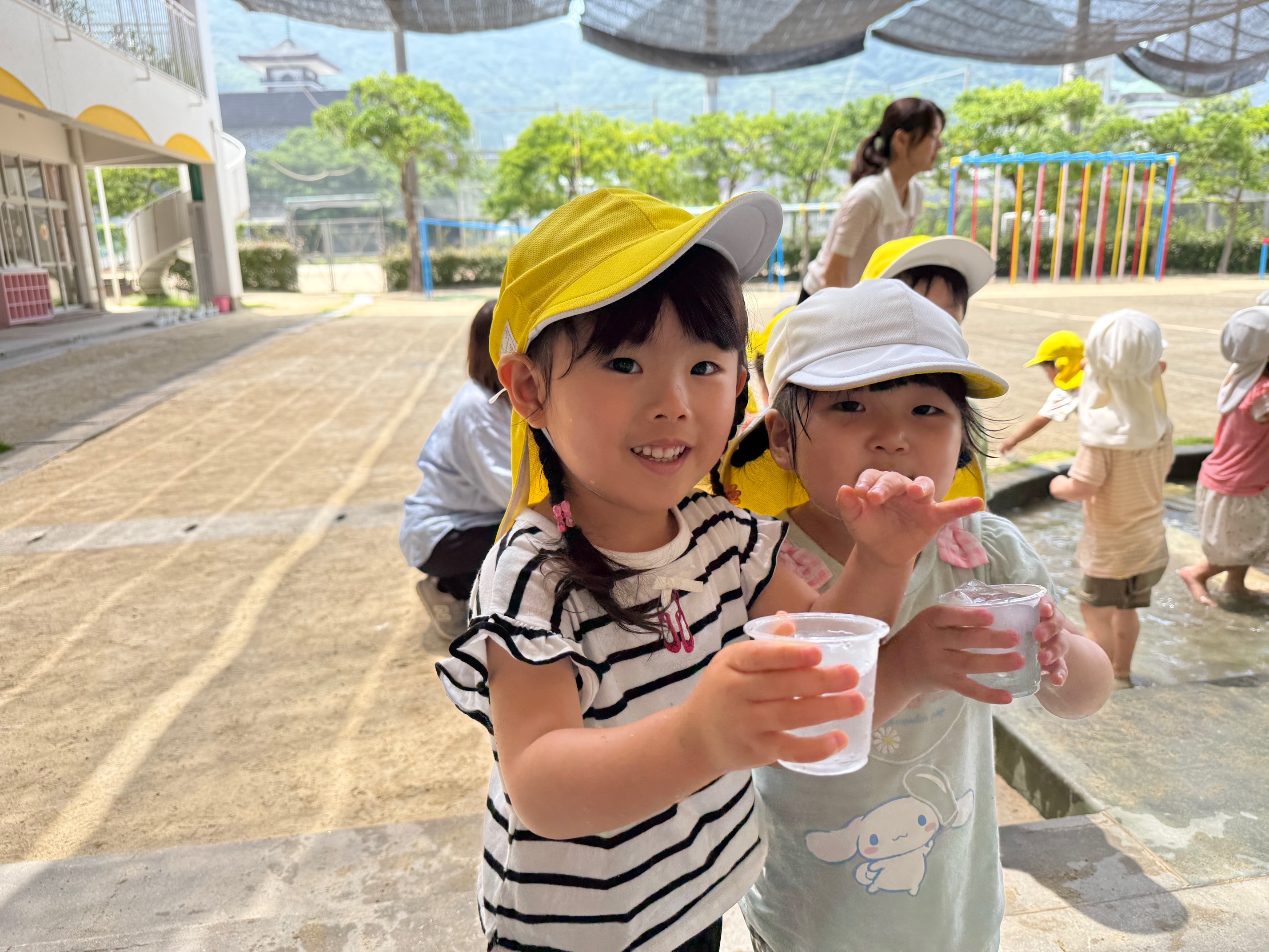 園児たちが笑顔で遊んでいる様子