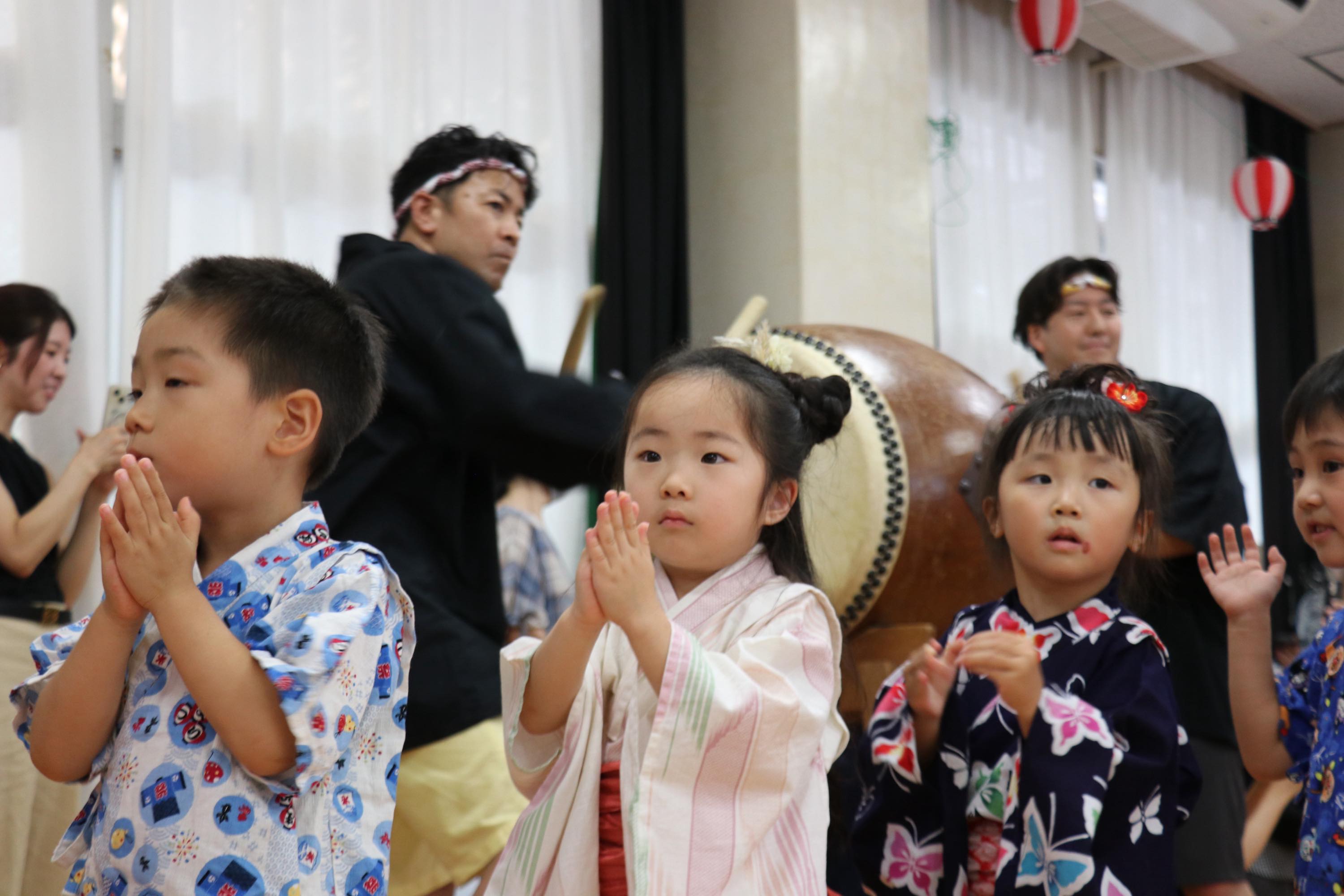 園庭で元気に遊ぶ園児たち