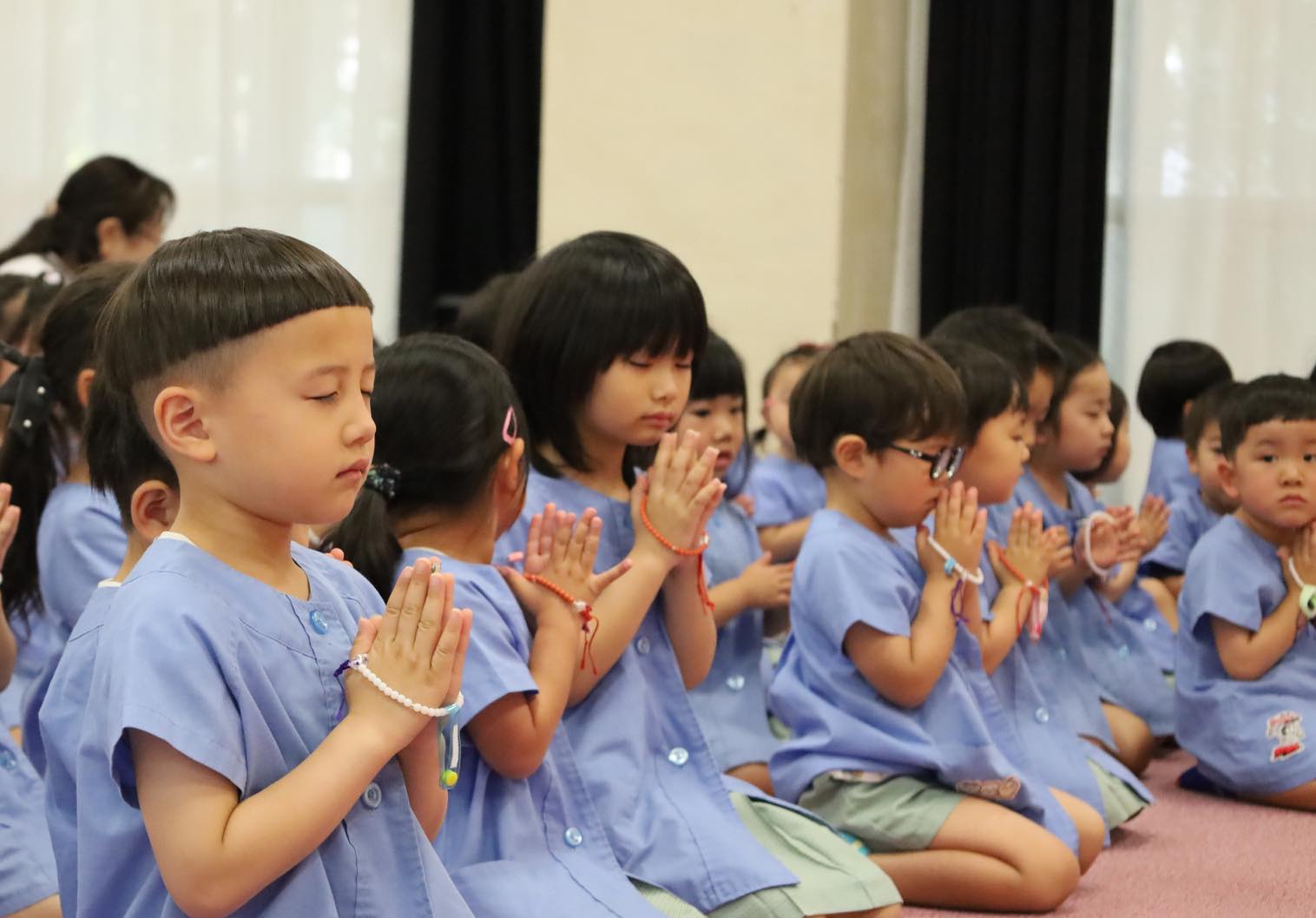 仏様に手を合わせる園児たち