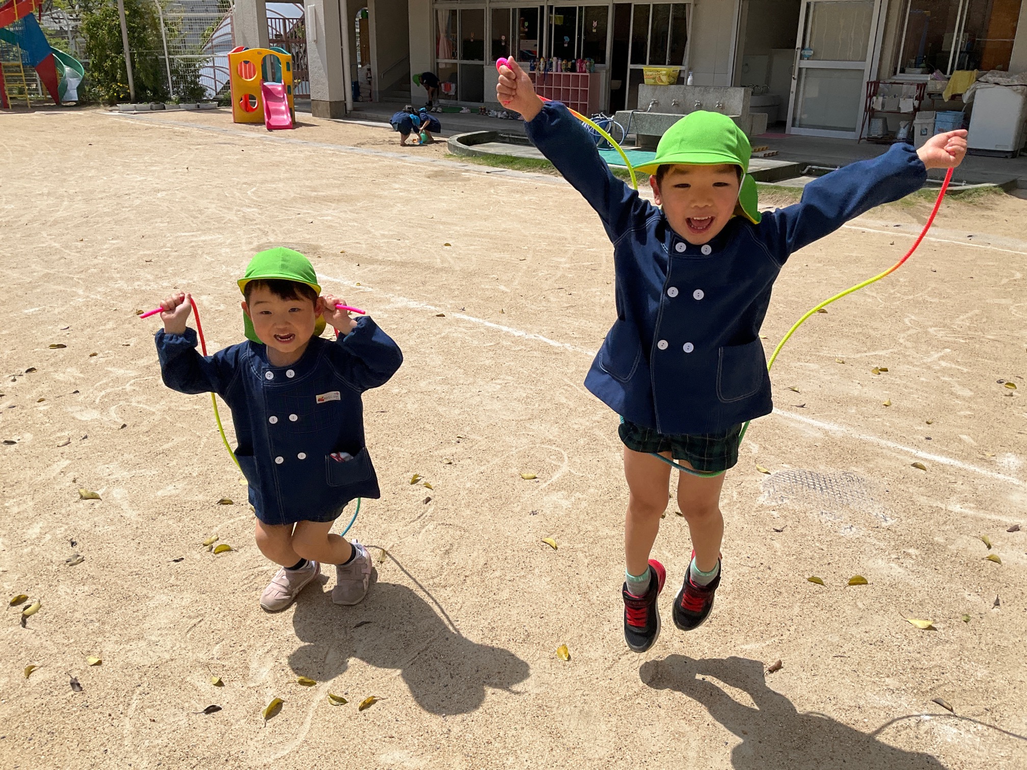 園庭で遊ぶ園児たち