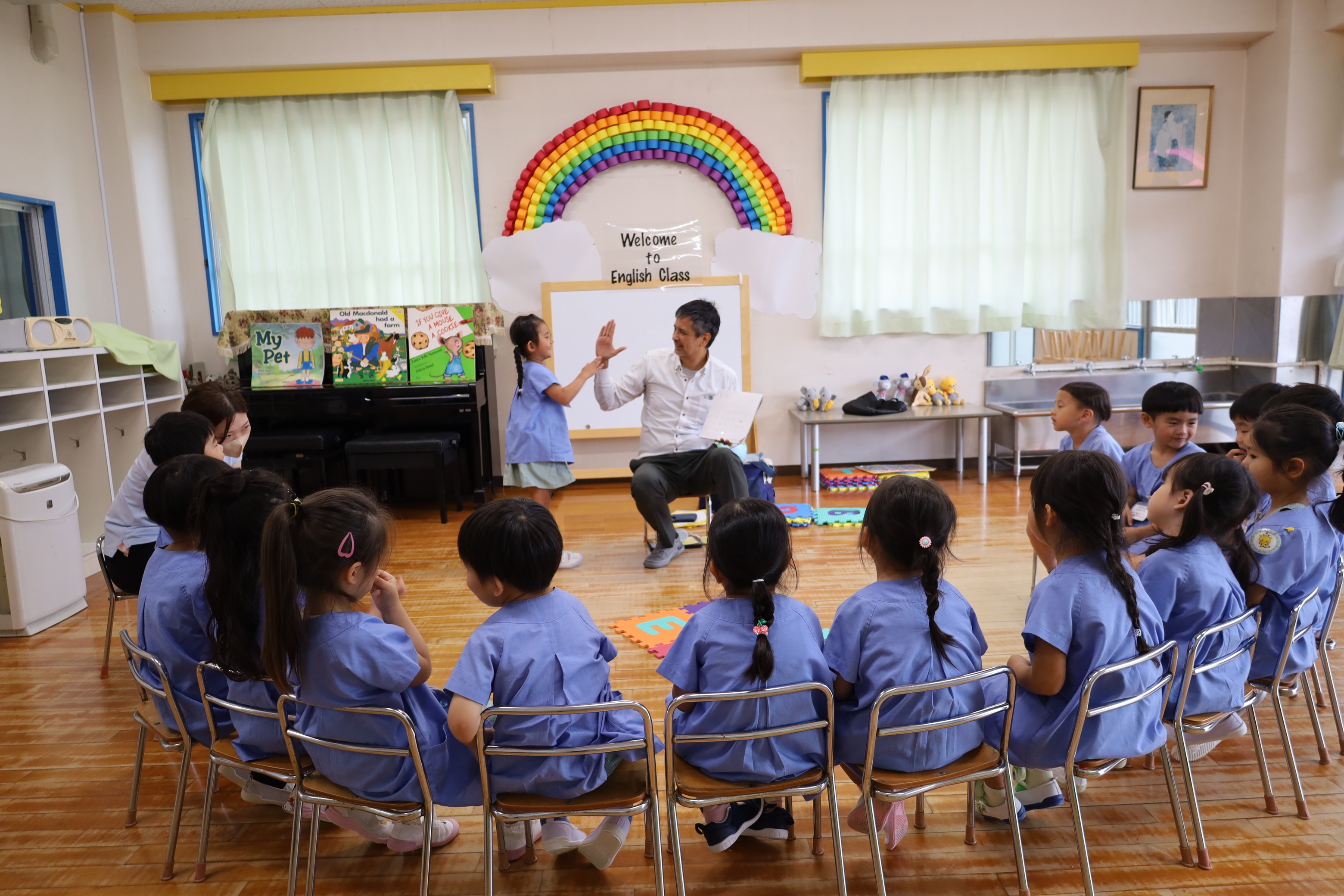 ネイティブの先生と英語で遊ぶ園児たち