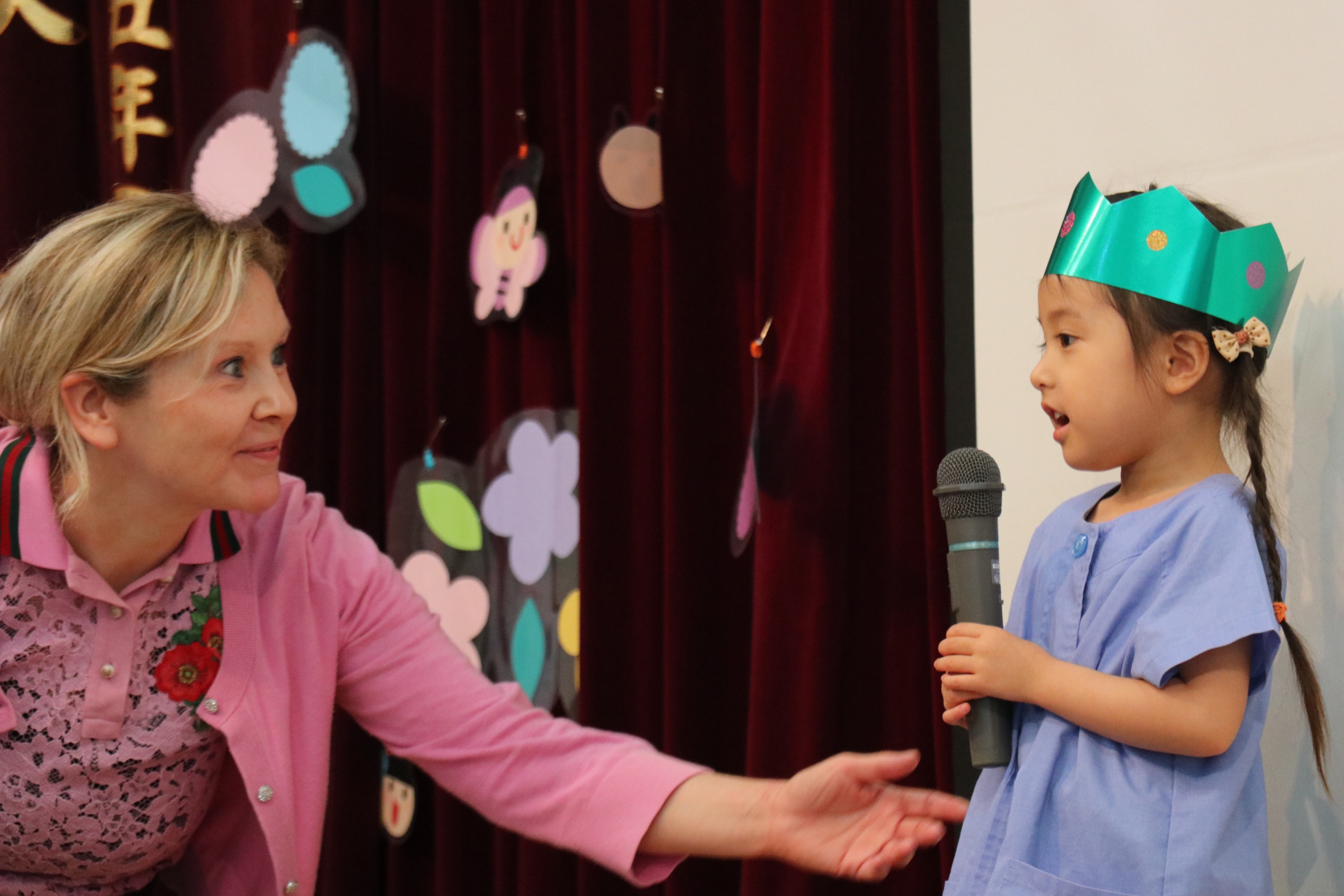 英語の授業を楽しむ園児たち