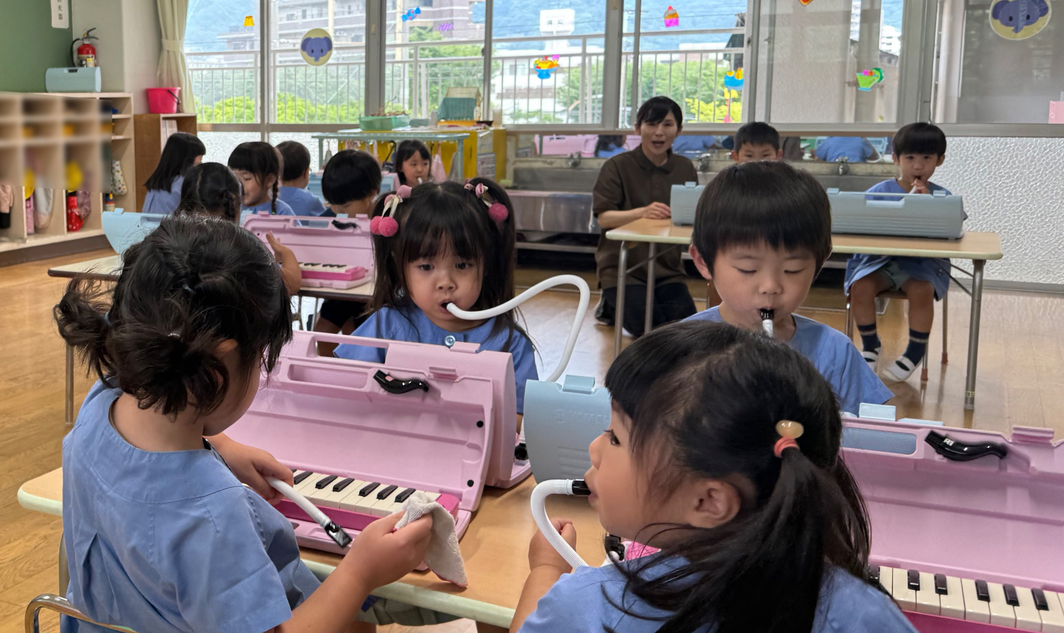 鍵盤ハーモニカを演奏する園児