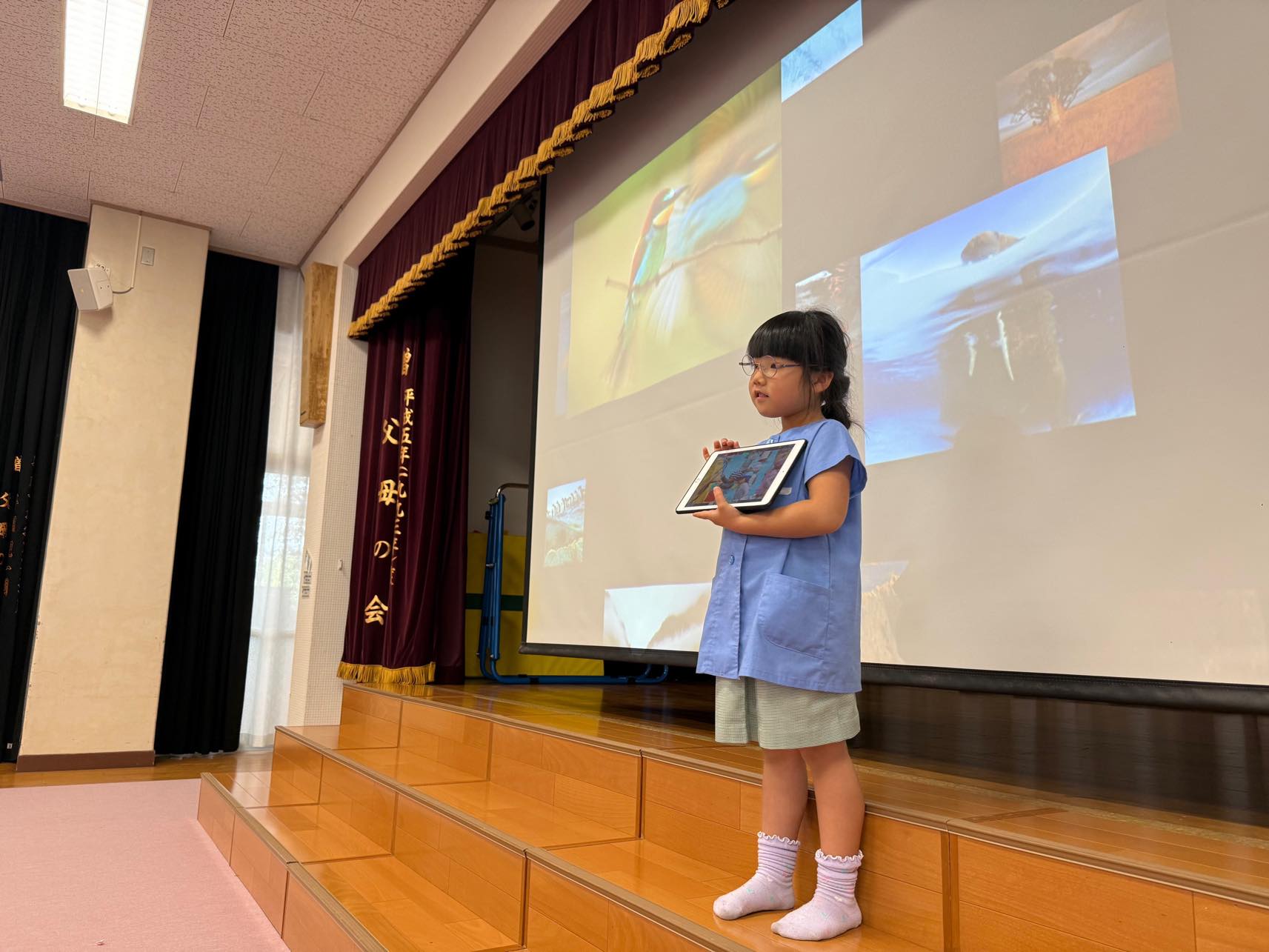 iPadを使って発表する園児