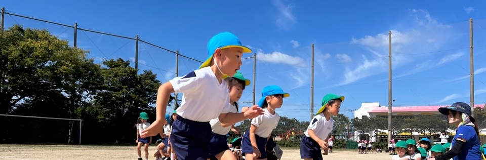 笑顔の保護者と園児