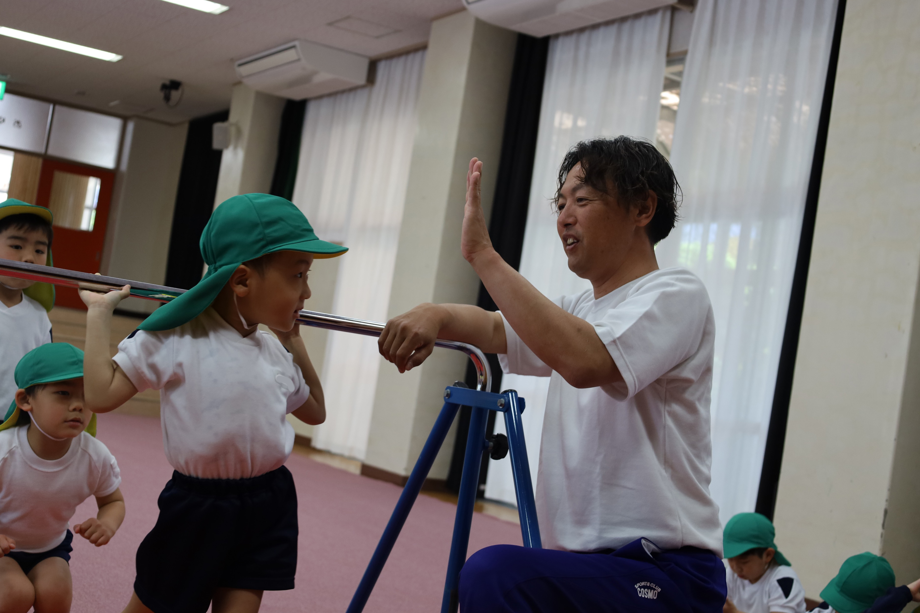 体操教室でマット運動をする園児